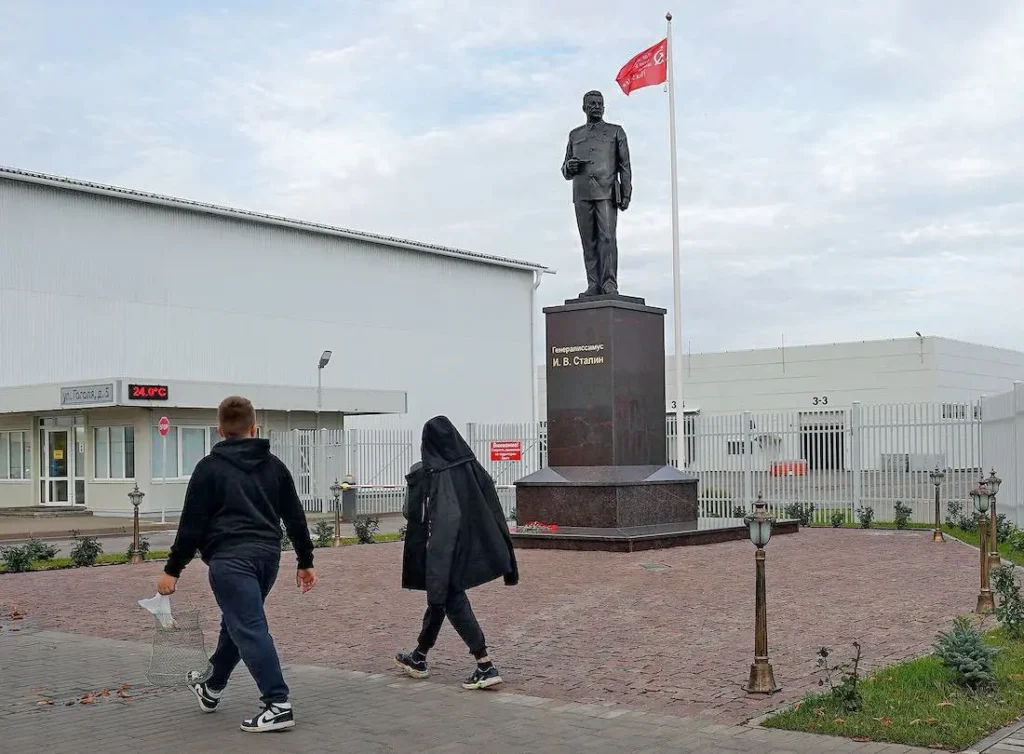 Памятник Иосифу Сталину, установленный в августе 2023 года на территории завода «Микрон» в Великих Луках. Фото: Елена Вах/Коммерсантъ.