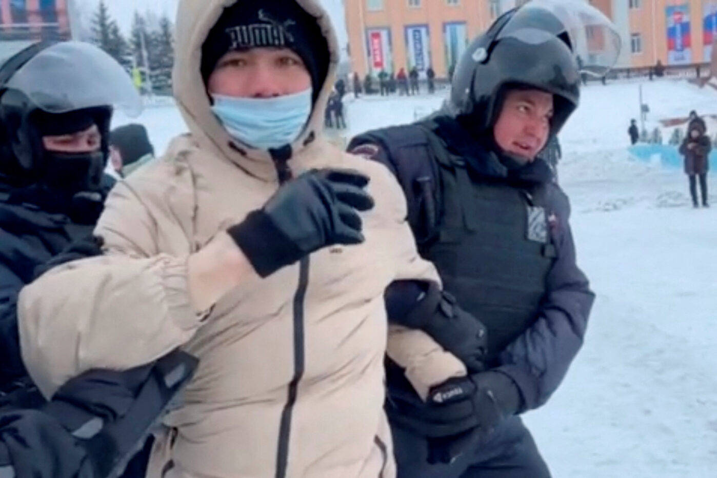 Протесты в&nbsp;Башкортостане в&nbsp;январе 2024&nbsp;года, полиция задерживает демонстранта, протестующего против приговора суда