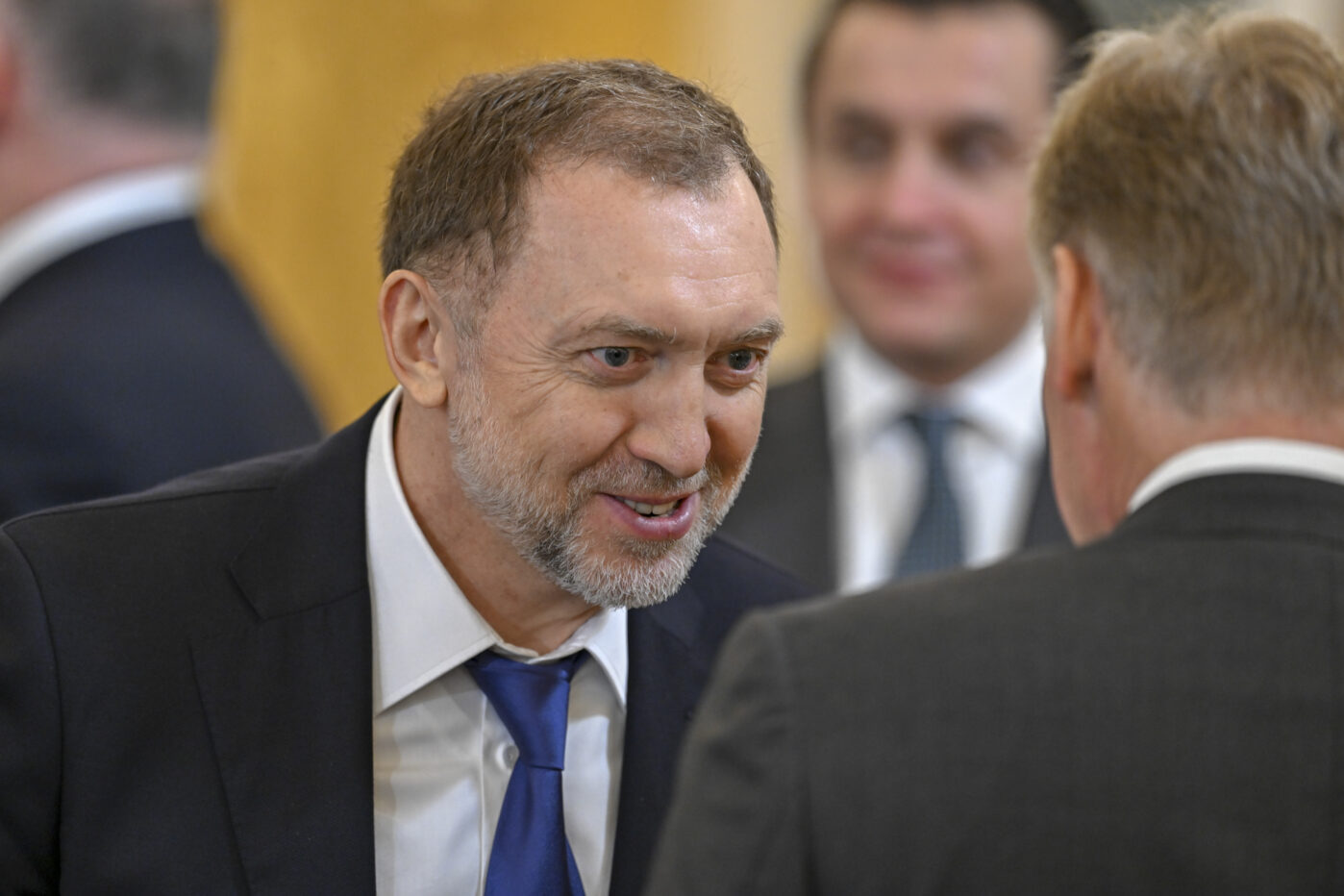 В РФ несколько лет существовала крупная сеть, поставлявшая миллиардерам девствениц и&nbsp;несовершеннолетних. Одним из&nbsp;клиентов предположительно был Олег Дерипаска