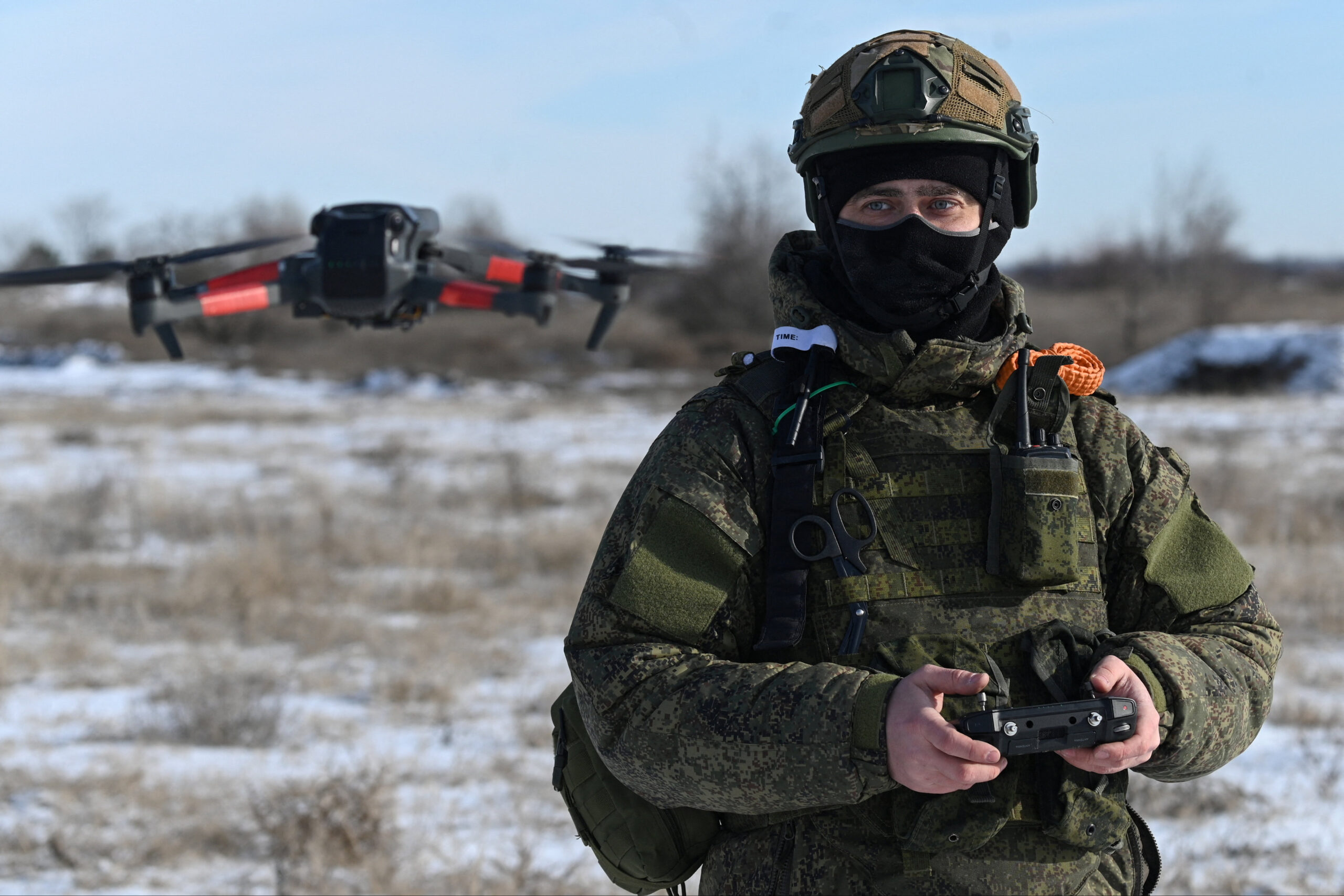 В контрактах Минобороны для операторов БПЛА впервые появился пункт о возможности уволиться через год. Рекрутеры и эксперты считают это «заманухой»