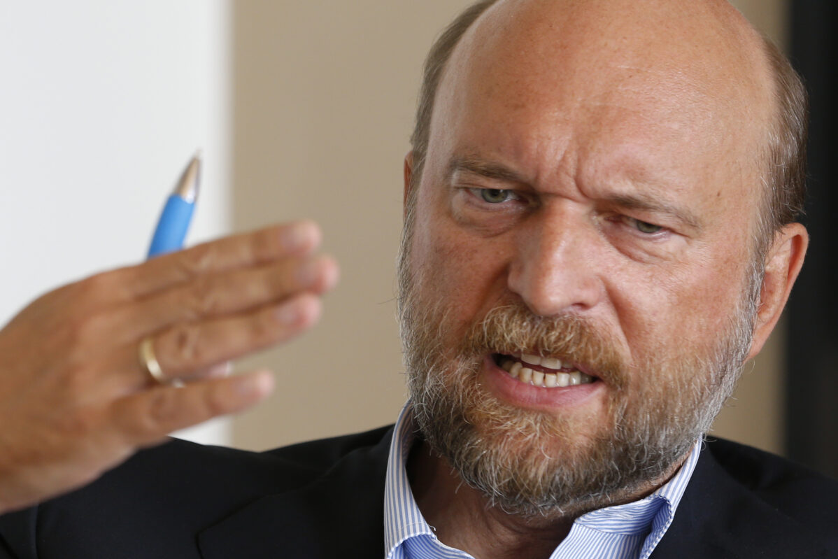 Сергей Пугачёв в&nbsp;1991 году зарегистрировал в&nbsp;Санкт-Петербурге один из&nbsp;первых банков, а&nbsp;затем переехал в&nbsp;Москву, где занялся скупкой промышленных активов